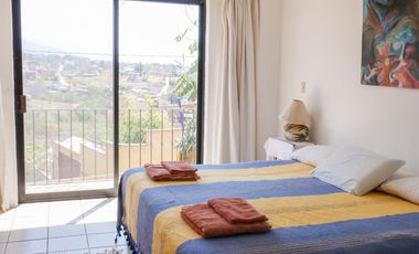 Espaciosa residencia de 4 recámaras 3 y medio baños, inmenso jardín