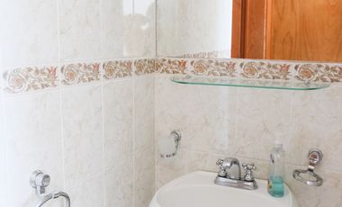 Espaciosa residencia de 4 recámaras 3 y medio baños, inmenso jardín