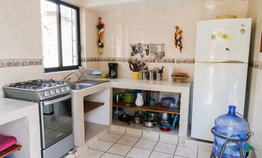 Espaciosa residencia de 4 recámaras 3 y medio baños, inmenso jardín