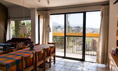 Espaciosa residencia de 4 recámaras 3 y medio baños, inmenso jardín