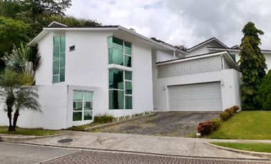 Venta: Moderna casa de 2 niveles en PH Horizontes, Altos de Panamá