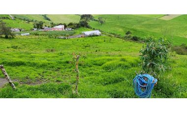 En venta Casa de Campo con Tres Hectarias de Terreno en Otavalo.