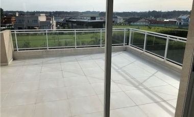 Amplia Casa contemporánea 5 dormitorios y piscina barrio privado Arenas del Sur