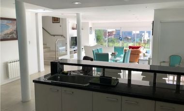Amplia Casa contemporánea 5 dormitorios y piscina barrio privado Arenas del Sur