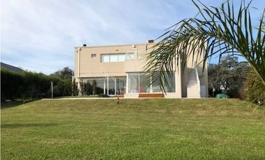 Amplia Casa contemporánea 5 dormitorios y piscina barrio privado Arenas del Sur