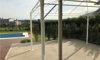 Amplia Casa contemporánea 5 dormitorios y piscina barrio privado Arenas del Sur