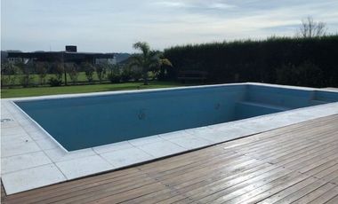 Amplia Casa contemporánea 5 dormitorios y piscina barrio privado Arenas del Sur