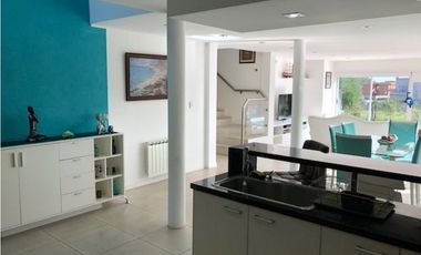 Amplia Casa contemporánea 5 dormitorios y piscina barrio privado Arenas del Sur