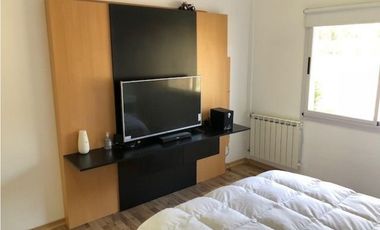 Amplia Casa contemporánea 5 dormitorios y piscina barrio privado Arenas del Sur