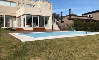 Amplia Casa contemporánea 5 dormitorios y piscina barrio privado Arenas del Sur