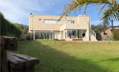 Amplia Casa contemporánea 5 dormitorios y piscina barrio privado Arenas del Sur