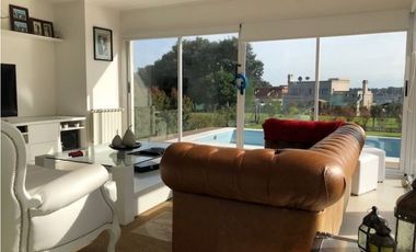 Amplia Casa contemporánea 5 dormitorios y piscina barrio privado Arenas del Sur