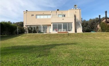 Amplia Casa contemporánea 5 dormitorios y piscina barrio privado Arenas del Sur