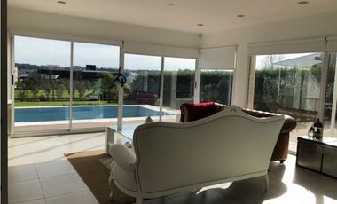 Amplia Casa contemporánea 5 dormitorios y piscina barrio privado Arenas del Sur