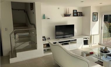 Amplia Casa contemporánea 5 dormitorios y piscina barrio privado Arenas del Sur