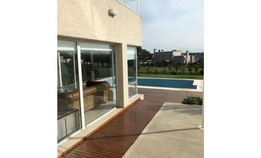 Amplia Casa contemporánea 5 dormitorios y piscina barrio privado Arenas del Sur