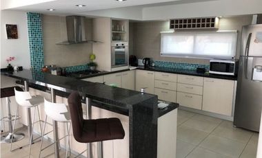 Amplia Casa contemporánea 5 dormitorios y piscina barrio privado Arenas del Sur