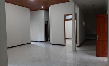 Rumah colomadu dekat bandara