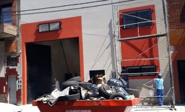 AMPLIO GALPON 350 M2  + VESTUARIO Y OFICINA
