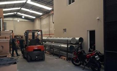 AMPLIO GALPON 350 M2  + VESTUARIO Y OFICINA