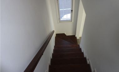 Oficinas en ph 90 m2 en tres plantas / Apto para vivienda