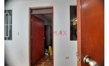 ¡Vendo Casa En Mariscal Caceres - San Juan De Lurigancho! 🏚️ 3 Pisos