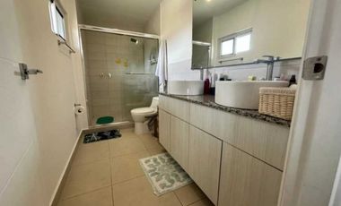 Se Alquila linda Casa en Costa Sur $1750