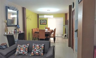Casa de venta en la Urbanización Metrópolis, 3 dormitorios.