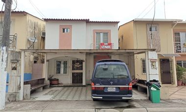 Casa de venta en la Urbanización Metrópolis, 3 dormitorios.
