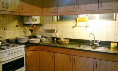 BURZACO: CASA C/ GARAGE Y DEPTO DE 2 AMB. A METROS DE AV H .IRIGOYEN **APTO CREDITO** ! OPORTUNIDAD