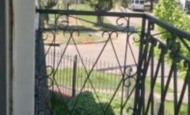 BURZACO: CASA C/ GARAGE Y DEPTO DE 2 AMB. A METROS DE AV H .IRIGOYEN **APTO CREDITO** ! OPORTUNIDAD