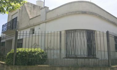 BURZACO: CASA C/ GARAGE Y DEPTO DE 2 AMB. A METROS DE AV H .IRIGOYEN **APTO CREDITO** ! OPORTUNIDAD