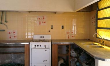 BURZACO: CASA C/ GARAGE Y DEPTO DE 2 AMB. A METROS DE AV H .IRIGOYEN **APTO CREDITO** ! OPORTUNIDAD