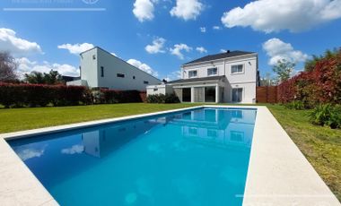 Casa en venta de 6 ambiente en Fincas de Iraola II con piscina climatizada