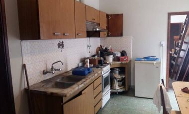 EN VENTA: CASA DE 4 AMBIENTES (EXCELENTE UBICACIÒN) MORENO