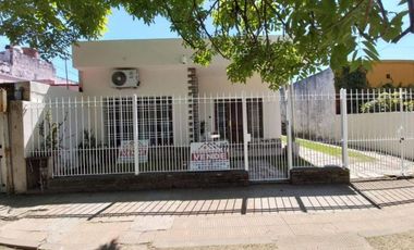 EN VENTA: CASA DE 4 AMBIENTES (EXCELENTE UBICACIÒN) MORENO
