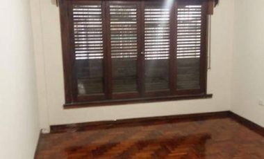 EN VENTA: CASA DE 4 AMBIENTES (EXCELENTE UBICACIÒN) MORENO