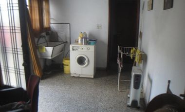 EN VENTA: CASA DE 4 AMBIENTES (EXCELENTE UBICACIÒN) MORENO
