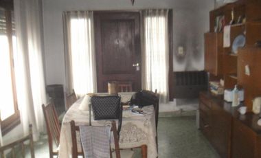 EN VENTA: CASA DE 4 AMBIENTES (EXCELENTE UBICACIÒN) MORENO