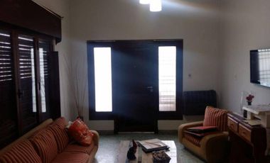 EN VENTA: CASA DE 4 AMBIENTES (EXCELENTE UBICACIÒN) MORENO