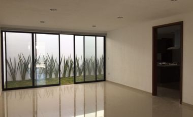 Casa amplia en renta en Lomas de Angelópolis II