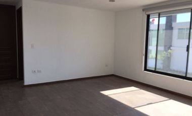 Casa amplia en renta en Lomas de Angelópolis II