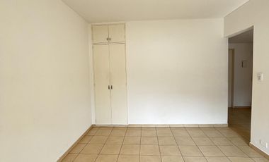 Departamento, un dormitorio, amplio, balcón, cocina separada.