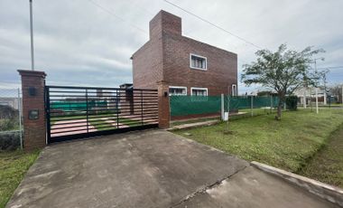 Casa con proyección a ampliarse - esquina - Pileta - Campiñas de Piñero