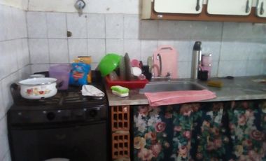 Casa delantera y Departamento trasero en VENTA en Barrio Almafuerte de Glew.