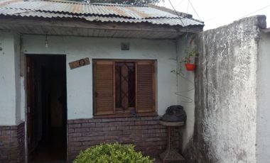Casa delantera y Departamento trasero en VENTA en Barrio Almafuerte de Glew.