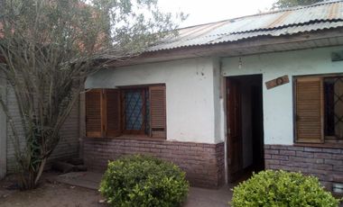 Casa delantera y Departamento trasero en VENTA en Barrio Almafuerte de Glew.