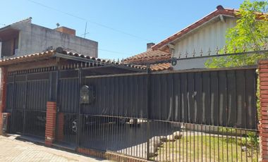 Venta Casa a Reciclar Sobre Gran Lote - OPORTUNIDAD