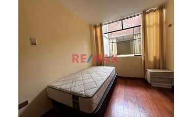 ✨ ¡Oportunidad única en Trujillo! 🏡

Descubre la comodidad y estilo de vivir en un moderno departamento de ESTRENO semi amoblado de 100 m², ubicado