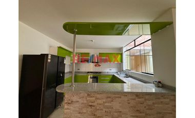 ✨ ¡Oportunidad única en Trujillo! 🏡

Descubre la comodidad y estilo de vivir en un moderno departamento de ESTRENO semi amoblado de 100 m², ubicado